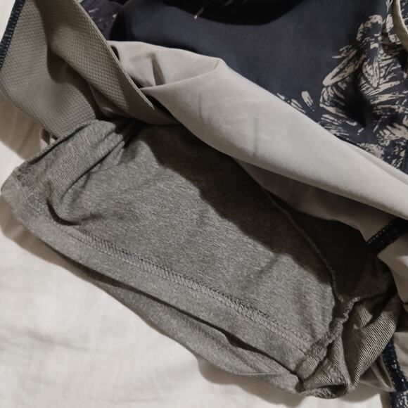 VUORI Men's Medium swim trunks Grey with a tropical print full support lining - Picture 7 of 11